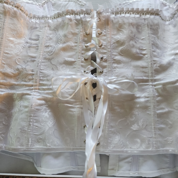 Boned Corset with brocade fabric - Picture 2 of 4